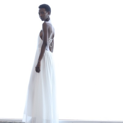 Vestido longo branco transparente com costas abertas e alças finas