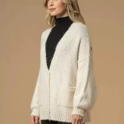 Cardigã feminino branco de malha grossa com bolso frontal