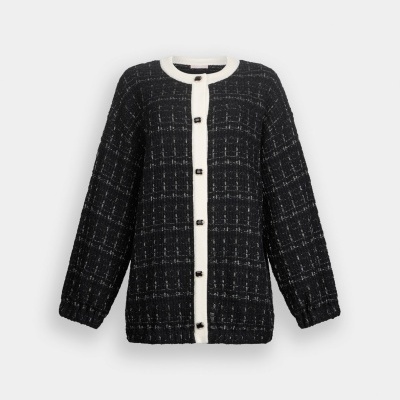 Casaco feminino preto com padrão xadrez branco e botões frontais