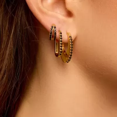 Brincos de argola dourados com pedras pretas na orelha