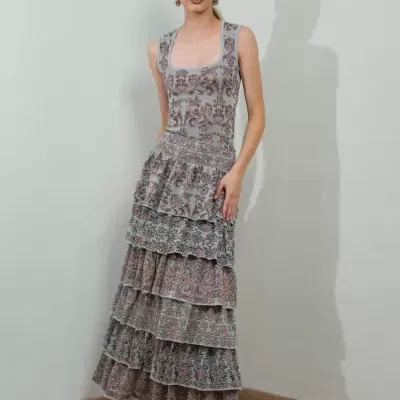 Vestido comprido floral com camadas e folhos em tom cinzento e rosa