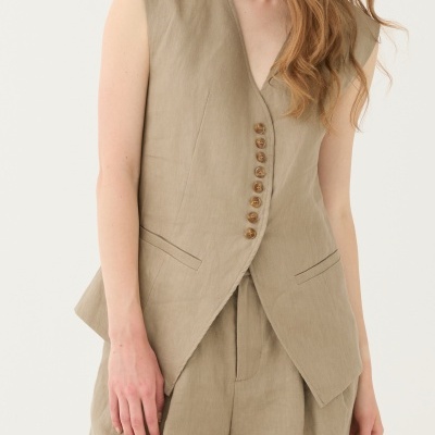 Colete bege sem mangas com botões castanhos e calções do mesmo tecido e cor