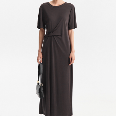 Vestido longo castanho escuro com nó e acessórios pretos