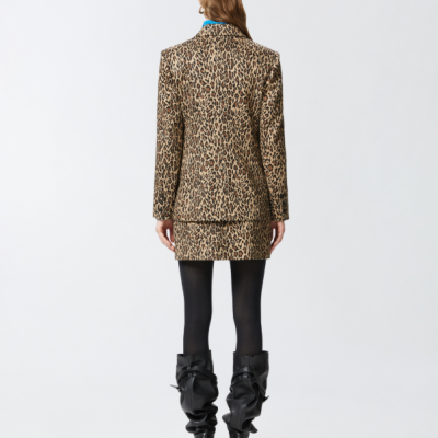 Conjunto feminino de blazer e saia animal print com collants e botas pretas
