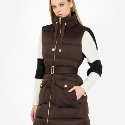 Colete feminino acolchoado castanho escuro com capuz e bolso