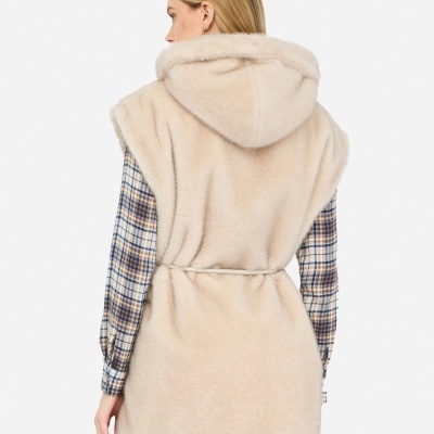 Colete feminino bege claro de pêlo sintético com capuz e cinto fino na cintura.