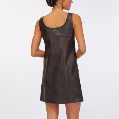 Vestido curto de pele castanha escura visto de costas.