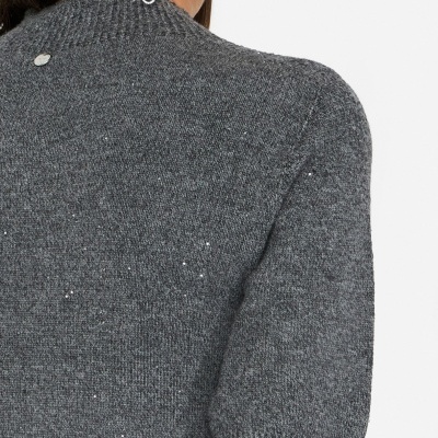 Camisa de malha cinza com fios brilhantes e mangas curtas vista de costas