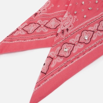 Lenço rosa com padrão bandana e cristais
