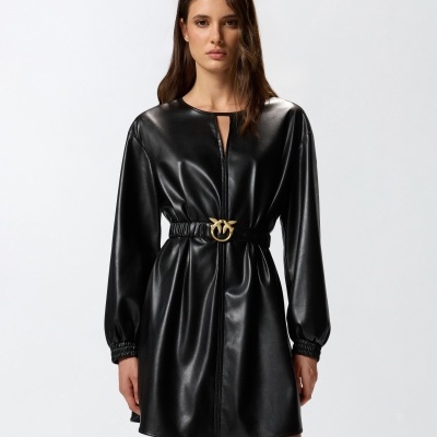 Vestido preto curto em material sintético com cinto dourado e mangas compridas