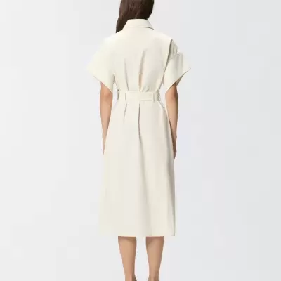 Vestido midi branco creme com cinto e mangas curtas largas visto de costas com sapatos de salto baixo padrão pele de serpente.