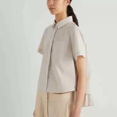 Blusa feminina bege claro com calças largas bege