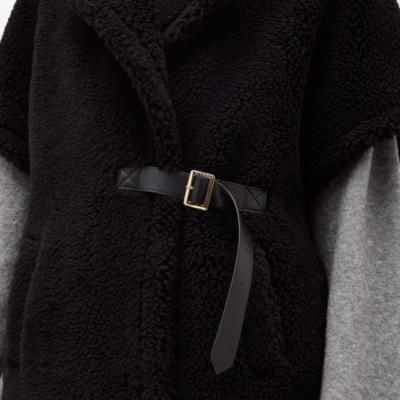 Casaco preto felpudo com cinto preto e peça cinza por baixo