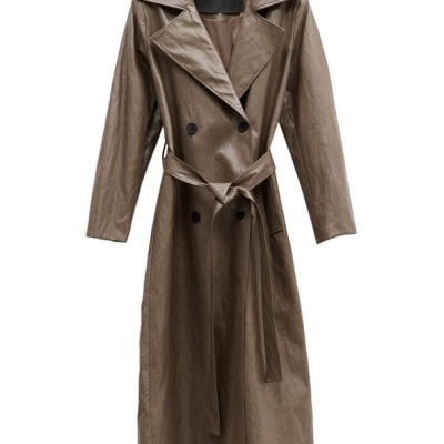 Casaco trench coat castanho com botões pretos e cinto.