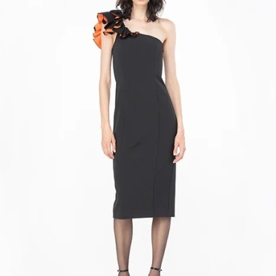 Vestido preto justo ombro único com folho preto e laranja