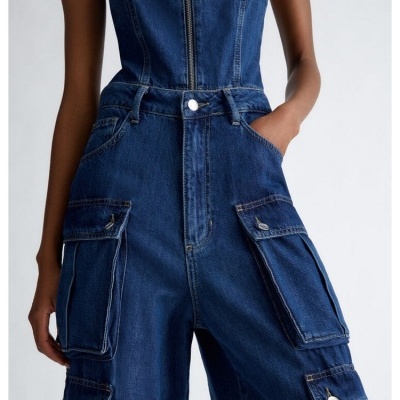 Macacão de ganga azul escura com fecho e bolsos cargo