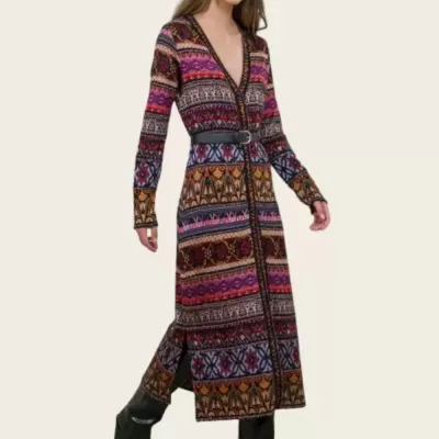 Vestido comprido multicolorido com padrão étnico e cinto preto na cintura