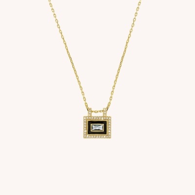 Colar dourado com pendente quadrado de pedras brilhantes e centro preto.