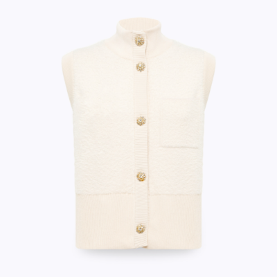 Colete branco texturizado com gola alta e botões dourados