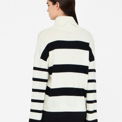 Camisola às riscas castanha e branca, vista de costas com gola alta