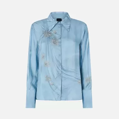 Camisa azul claro com bordados decorativos cinza e botões à frente