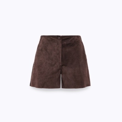 Calções castanhos escuros com botão frontal