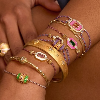 Pulseiras e braceletes dourados e coloridos com pedras e detalhes decorativos