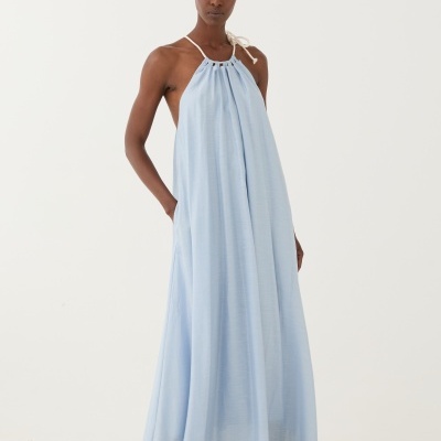 Vestido longo azul claro com alças finas em corda branca.