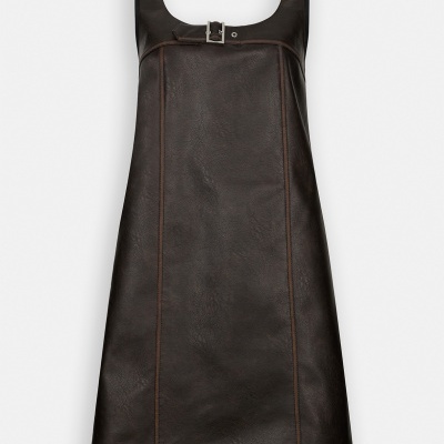 Vestido castanho escuro sem mangas com fivela no decote