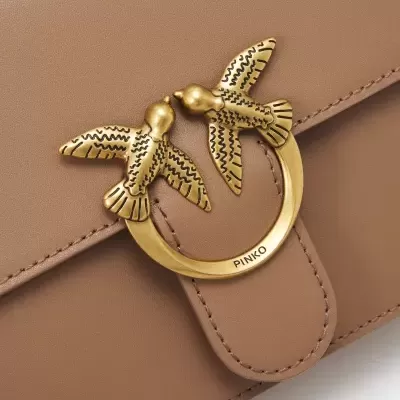 Mala de mão em couro castanho com fecho de pássaros dourados e texto PINKO