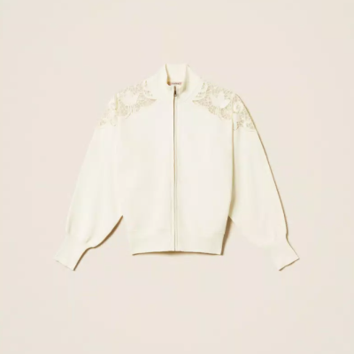 Casaco branco de malha com renda floral nos ombros e costas