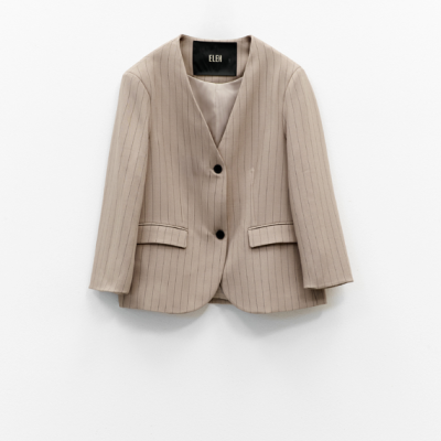 Blazer bege feminino com riscas verticais e botões pretos