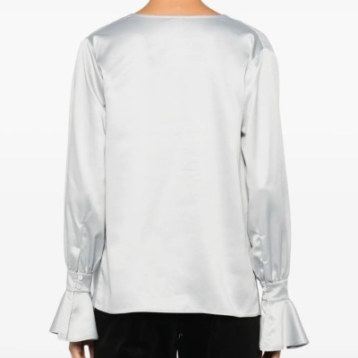 Blusa feminina prateada acetinada com punhos abertos e botões, vista de costas