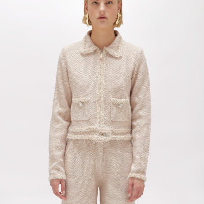 Conjunto feminino creme com casaco curto texturado e calças largas