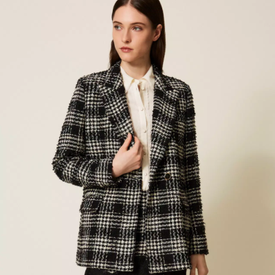 Casaco feminino xadrez preto e branco com camisa branca e saia preta de renda