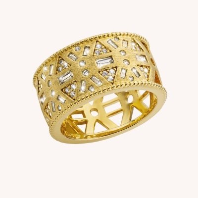 Anel largo dourado com cristais e padrão geométrico