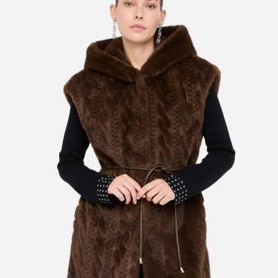 Colete feminino castanho com capuz e cinto fino usado sobre roupa preta