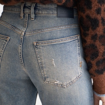 Calças de ganga azuis claras com bolso traseiro e etiqueta Scotch & Soda, com camisola castanha de padrão animal