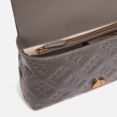 Mala cinzenta de pele com padrão em relevo e fecho dourado aberta