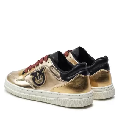 Ténis dourados metálicos com atacadores vermelhos e detalhes pretos