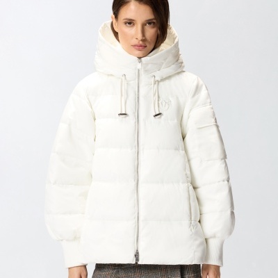 Casaco feminino acolchoado branco com capuz e fecho de correr, modelo com saia xadrez