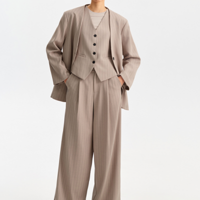 Conjunto de três peças bege com riscas finas e óculos escuros