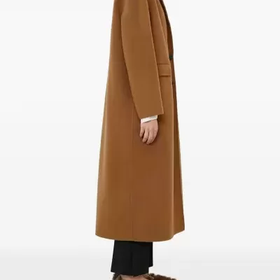Casaco comprido castanho numa modelo vista de lado.