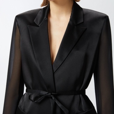 Blazer preto acetinado com mangas transparentes e cinto