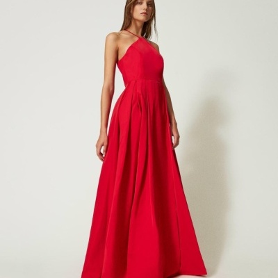 Vestido longo vermelho com alças finas e decote assimétrico