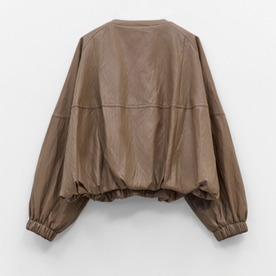 Casaco castanho claro tipo couro com mangas compridas e elásticos nos punhos e bainha