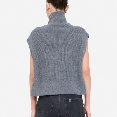 Camisola cinzenta de malha sem mangas com gola alta vista de trás