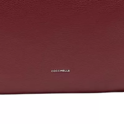 Acessório de couro vermelho com a marca COCCINELLE.