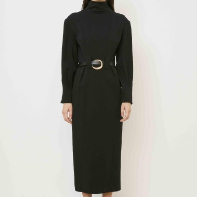 Vestido preto comprido com cinto e sapatos bege