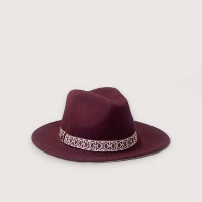 Chapéu tipo fedora vinho com faixa decorativa geométrica branca e vinho